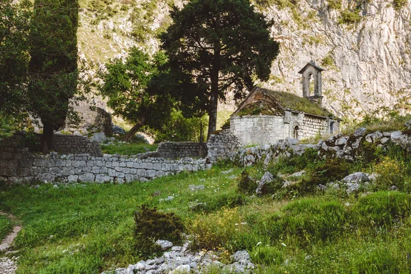 Yalnız Sırp Kilise dağlarda