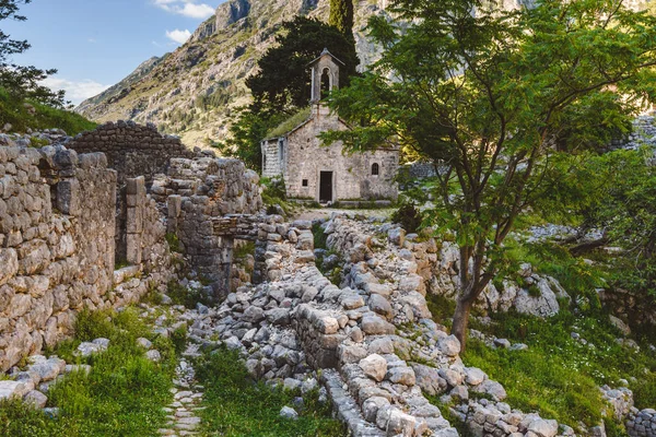 Iglesia serbia solitaria en las montañas — Foto de Stock