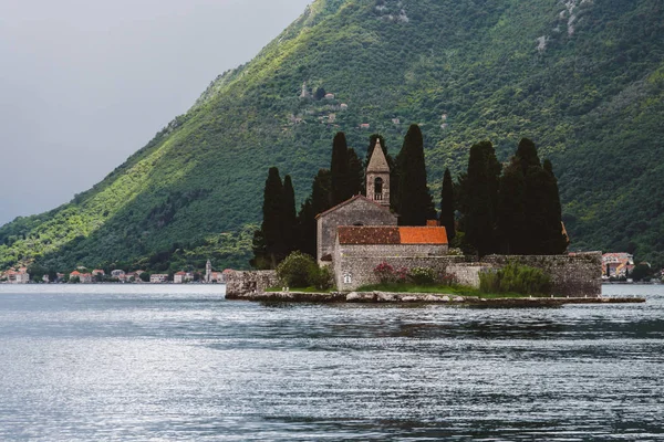 Saint George kloster på Kotor Bay — Stockfoto