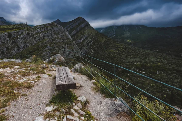 Banco solitario en las montañas de Montenegro —  Fotos de Stock