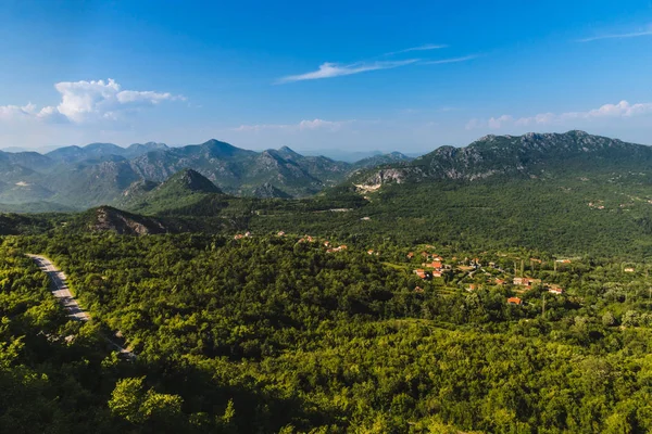 Balkan bergdorp in Montenegro — Stockfoto