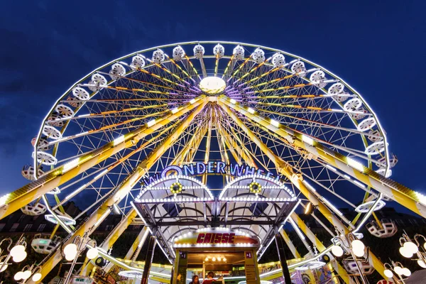 Roda gigante no parque de diversões de Paris — Fotografia de Stock