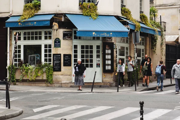 पॅरिसमधील फ्रेंच रेस्टॉरंट आणि वॉकिंग लोक — स्टॉक फोटो, इमेज