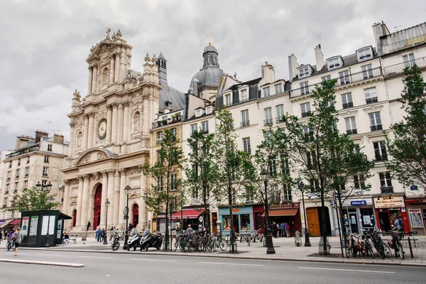 Vista de la calle y la iglesia en el distrito de Marais — Foto de Stock