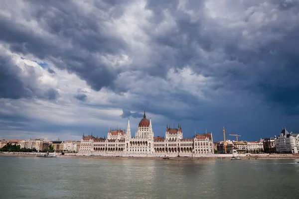 Budapest Parlament és Duna a drámai égbolt felett — Stock Fotó