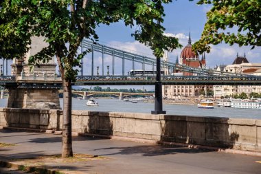 Szechenyi Zincir Köprüsü ve Budapeşte Parlamentosu Görünümü