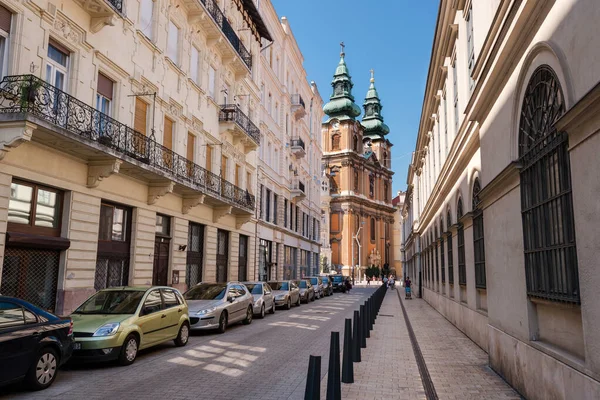 布达佩斯市中心街道与大学教堂景观 — 图库照片
