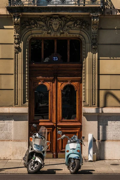 Two Scooters in front Vintage Wooden Door — Stock Photo, Image