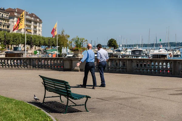 People on Promenade at Geneva Lake — Stock Photo, Image