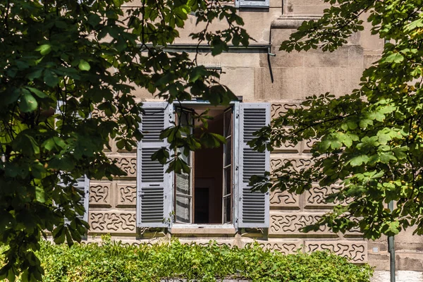 Vintage ventana con persianas azules — Foto de Stock