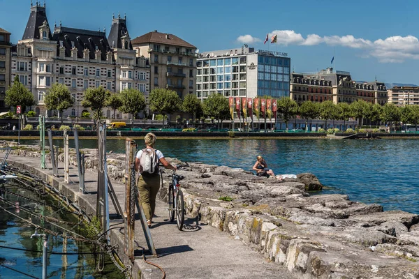 Mulheres com bicicleta em Genebra Lago Embankment — Fotografia de Stock