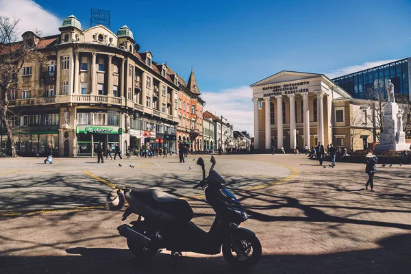 Скутер припаркован на главной площади Суботицы — стоковое фото