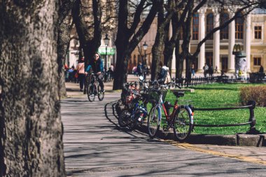 Subotica Eski Kasabasına park edilmiş Bisikletler