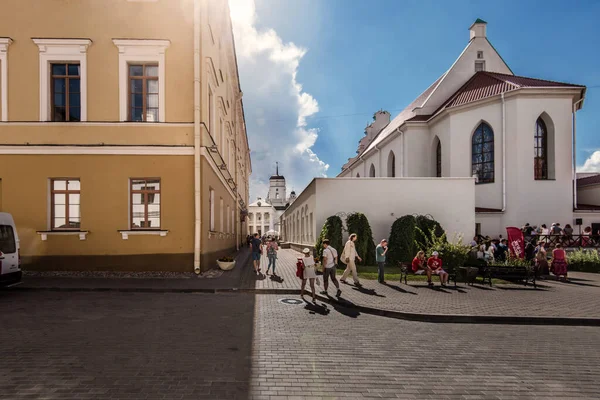 Stare Miasto w Mińsku Pejzaż miejski z ludźmi — Zdjęcie stockowe