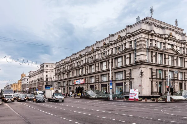 Avenue Nezavisimosti et bâtiments d'architecture soviétique — Photo