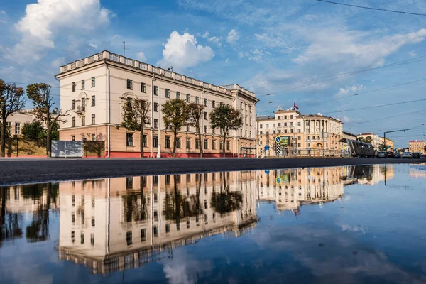 Szovjet építészeti épületek tükröződik a vízben — Stock Fotó