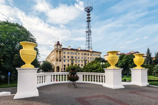 Колонны с жёлтыми вазами возле площади Победы — стоковое фото