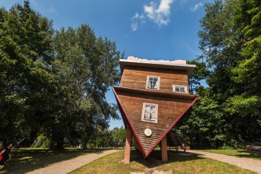 Dukorsky Maentak 'ta Baş Aşağı Ev