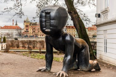Prag 'da Sürünen Dev Bebek Heykeli