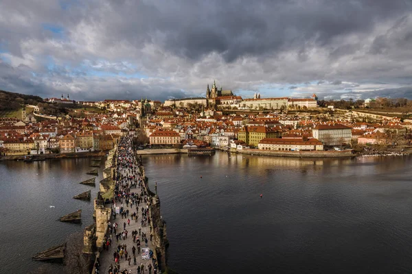 Károly híd és Prágai panoráma kilátás — Stock Fotó
