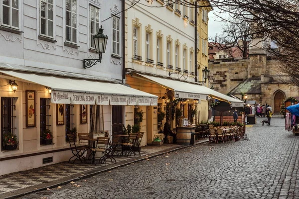 Praag Old Town Street met cafes — Stockfoto