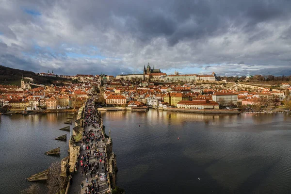 Prága Károly híd és belvárosi panoráma kilátás — Stock Fotó