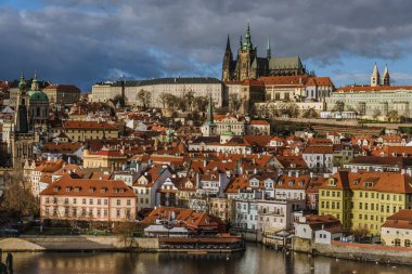 Prag Kalesi ve Gotik Şehir Merkezi Panoraması