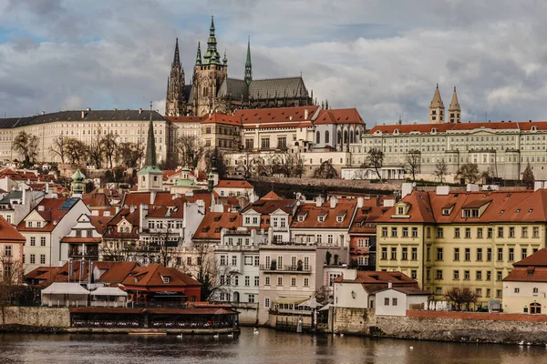 Gótikus Prágai Vár Kilátás Riverside — Stock Fotó