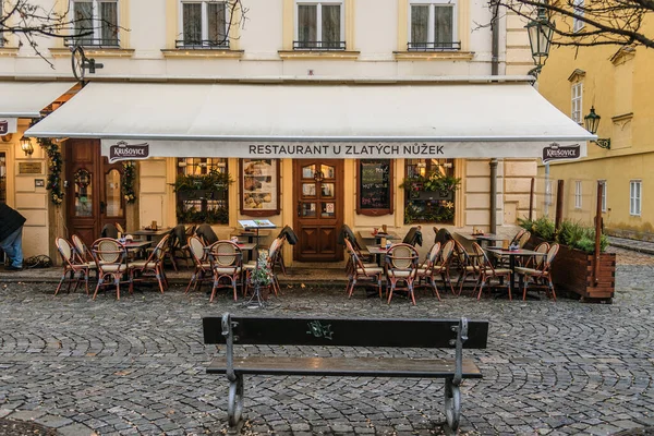 Cafe met terras in Praag oude stad — Stockfoto