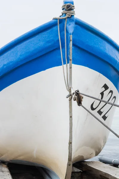 Barco em azul e branco — Fotografia de Stock