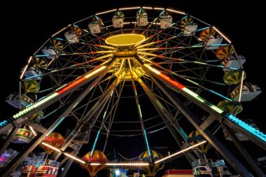 Adil binmek gece - akşam dönme dolap ile uzun pozlama ateş