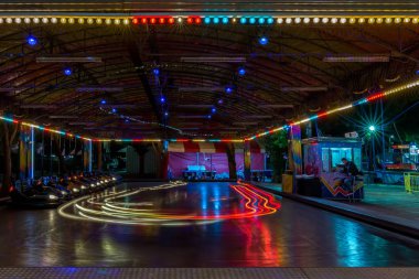 Sunny Beach, Bulgaristan - 10 Eylül 2017: Cazibe Park. Greasers parlak şeritler. Hareketli gece elektrik Çarpışan arabalar. Uzun pozlama fotoğraf