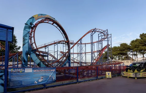 SUNNY BEACH, BULGARIA - 9 de septiembre de 2017: Atracción en el parque. Montaña rusa . —  Fotos de Stock