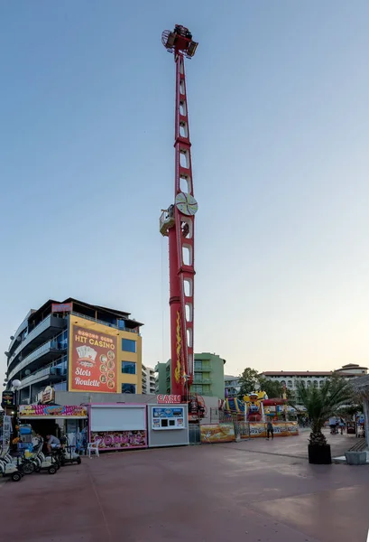 PLAGE DE SUNNY, BULGARIE - 9 septembre 2017 : Attraction dans le parc. Booster - 42 mètres de haut — Photo