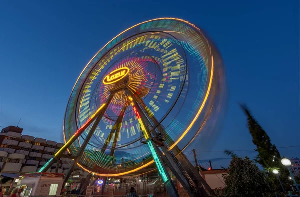 Sunny Beach, Bulgaristan - 10 Eylül 2017: Cazibe Park. Dönme dolap gece hareket. Uzun pozlama fotoğraf