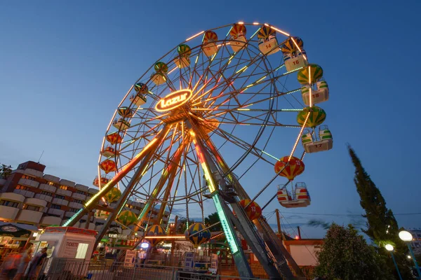 SPIAGGIA DELLA SUNNY, BULGARIA - 09 settembre 2017 Attrazione nel luna park. Ruota panoramica la sera — Foto Stock