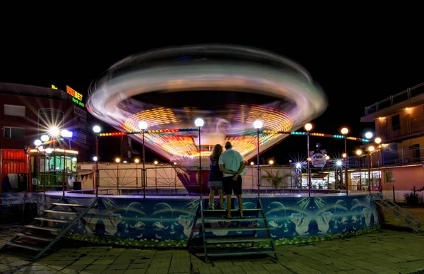PLAGE DE SUNNY, BULGARIE - 10 septembre 2017 : Attraction dans le parc. Carrousel en mouvement la nuit. Une longue photo d'exposition — Photo