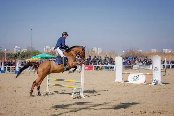 BURGAS, BULGARIA - 4 de marzo de 2017: Acción de los jinetes en la carrera de caballos — Foto de Stock