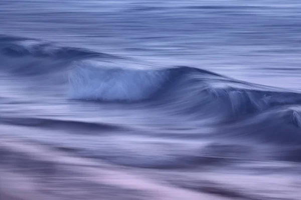 海浪在海面上以缓慢的快门速度捕获 — 图库照片