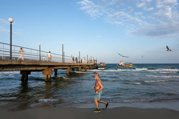 Sunny beach, Bulgaria - September 9, 2017: Resort Sunny Beach Bulgaria view of the beach in summer. Man running outdoors on  beach. — Stock Photo, Image