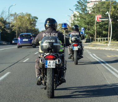 Burgas, Bulgaristan - 9 Ekim 2017: Bir motosiklet şehrin yoğun trafik sırasında iki polis