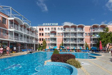 Sunny Beach, Bulgaristan - 9 Eylül 2017: otel Longoza Yüzme havuzlu site ve konforlu odalar
