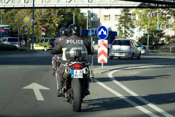 BURGAS, BULGARIA - 9 DE OCTUBRE DE 2017: Dos policías en una motocicleta durante el tráfico ocupado en la ciudad — Foto de Stock