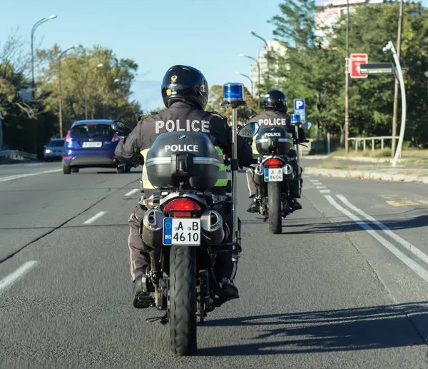 Μπουργκάς, Βουλγαρία - 9 Οκτωβρίου 2017: Δύο αστυνομικός σε μια μοτοσικλέτα κατά τη διάρκεια της πολυάσχολη κυκλοφορία στην πόλη — Φωτογραφία Αρχείου