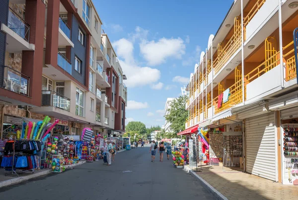 Sunny Beach, Bulgaristan - 9 Eylül 2017: Bir alışveriş caddesi görünümünden