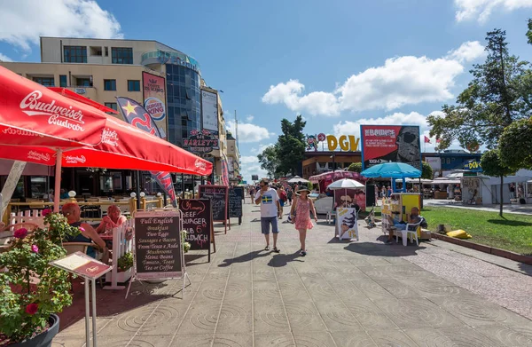 Sunny Beach, Bulgaristan - 9 Eylül 2017: Bir alışveriş caddesi tatil Merkezi görünümünden