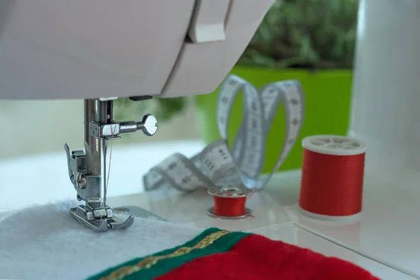 Noel için hazırlanıyor. Bir Noel çorap Dikiş dikiş makinesi. Noel dikiş