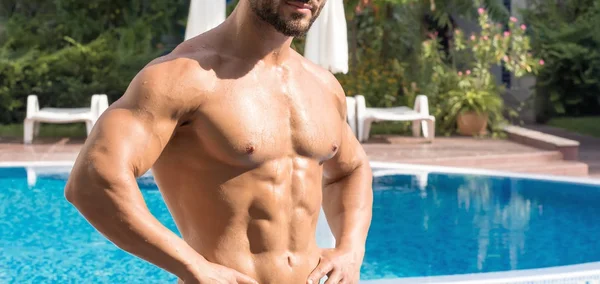 Kaslı atletik seksi delikanlı havuz. Çıplak ıslak kas gövde.