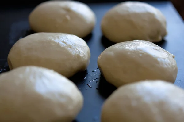 Färsk rå deg bollen redo för bakning — Stockfoto