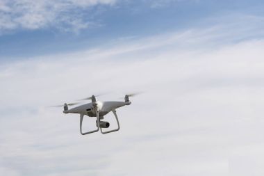 Drone kamerayla gökyüzünde uçan ve video kaydı. Serbest metin alanı. 